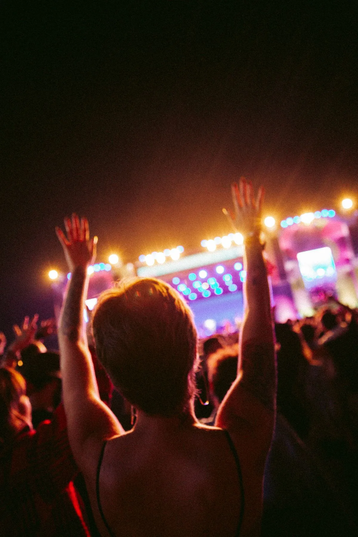 Festival de musique en plein air, scène illuminée devant la foule