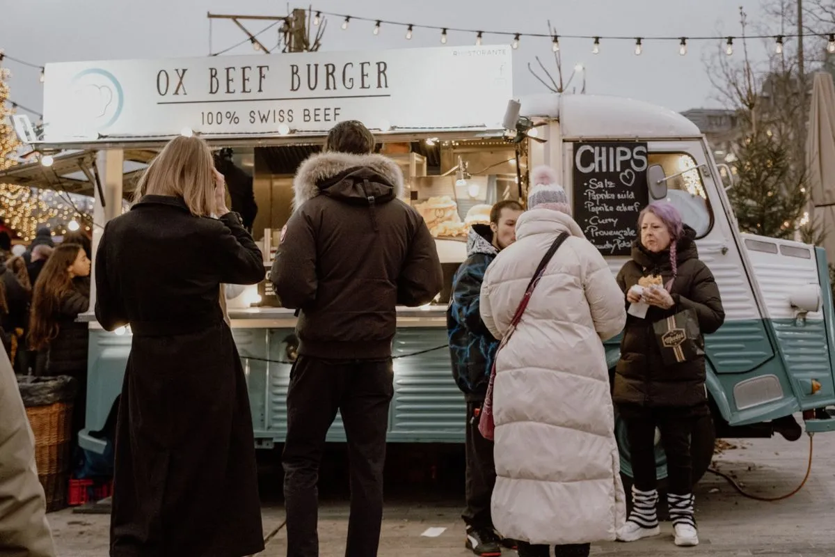 Food truck illuminé lors d’un événement en plein air