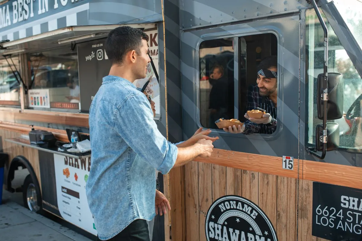 Client récupérant sa commande au comptoir d’un food truck